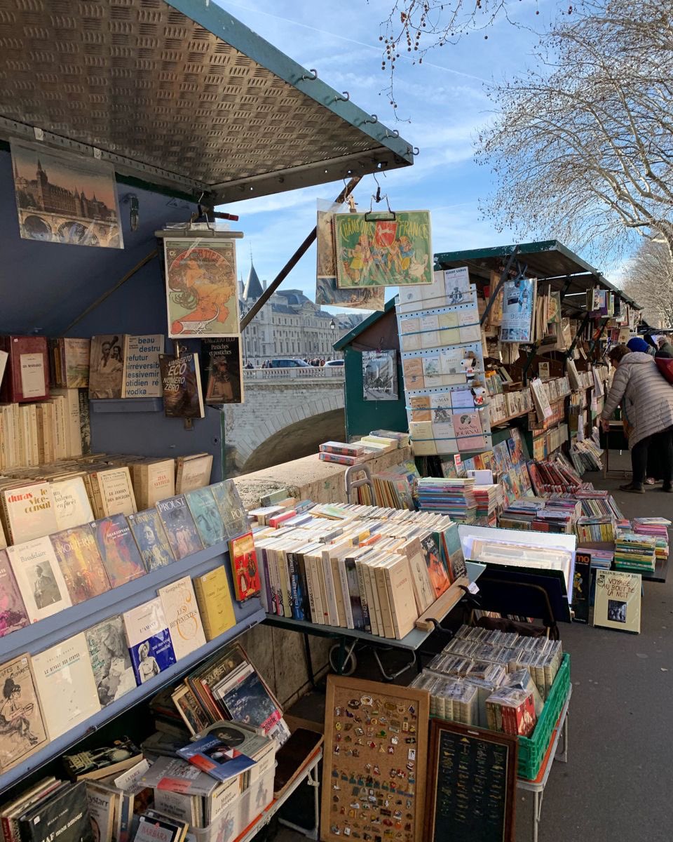 lassybees's tweet photo. book markets https://t.co/rP31LFlPPi