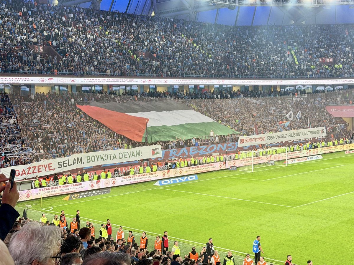 kenan_kiran's tweet photo. “Sinmiyoruz, susmuyoruz, Filistin’i unutmuyoruz”

“Gazze'ye selam, boykota devam"

Trabzonspor tribünlerindeki Gazze pankartı (Fotoğraf: İbrahim Beşinci) @ibrahim_besinci https://t.co/3dzMdDeHtR