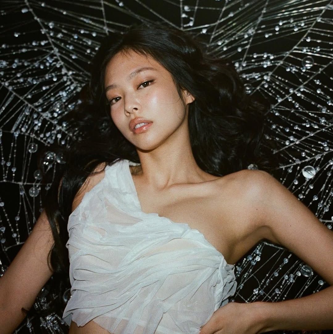 p1nks4vage's tweet photo. 🚨Dracula with JENNIE is predicted to return to it’s peak of #5 on the Billboard Hot 100 next week (@talkofthecharts). https://t.co/FTwVxClYtE