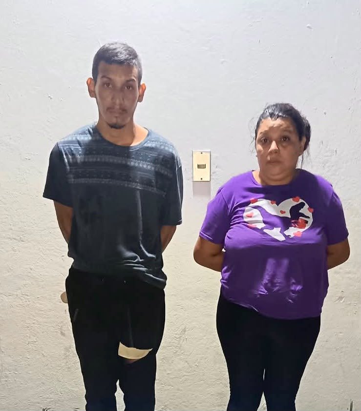 FUERZARMADASV's tweet photo. En Ciudad Arce, La Libertad Centro, nuestros soldados ubicaron a José Mauricio Cano y Nataly Yesenia Represa. Les incautamos un paquete de marihuana. 

Fueron entregados a la @PNCSV.

Seguiremos actuando con firmeza contra quienes infringen la ley.

#PlanControlTerritorial https://t.co/0cZgBFZLfR