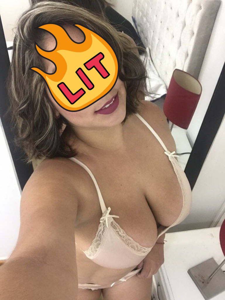 cswmex5's tweet photo. Tengo 37 años Doy clases en CDMX, tengo novio pero soy una puta y ya me cogi a muchos papás de mis alumnos, mando mis nudes por “error”, luego los citó para hablar de sus hijos, me gusta que me cojan en mi salón, cuando tengo una verga en el culo me vuelvo loca, den RT y mando DM https://t.co/xvT7yPOBJM