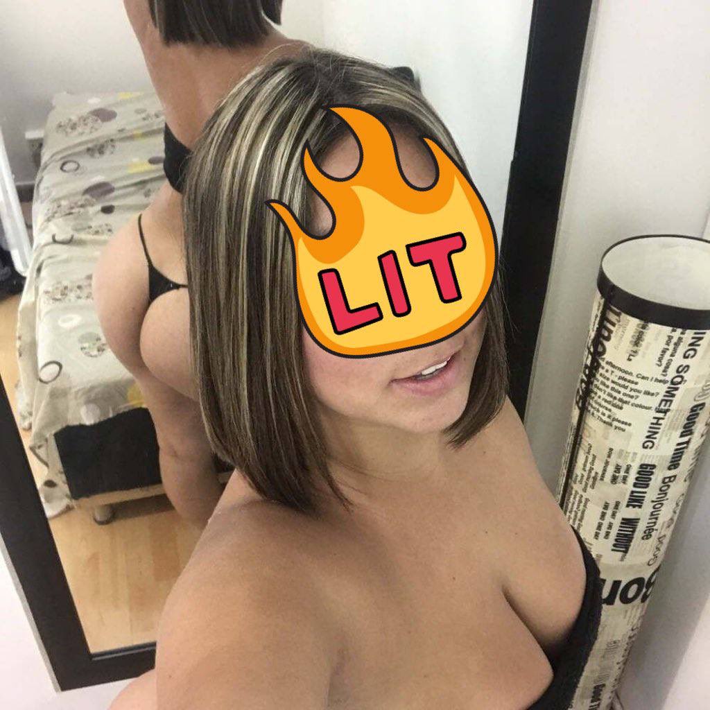 cswmex5's tweet photo. Tengo 37 años Doy clases en CDMX, tengo novio pero soy una puta y ya me cogi a muchos papás de mis alumnos, mando mis nudes por “error”, luego los citó para hablar de sus hijos, me gusta que me cojan en mi salón, cuando tengo una verga en el culo me vuelvo loca, den RT y mando DM https://t.co/xvT7yPOBJM