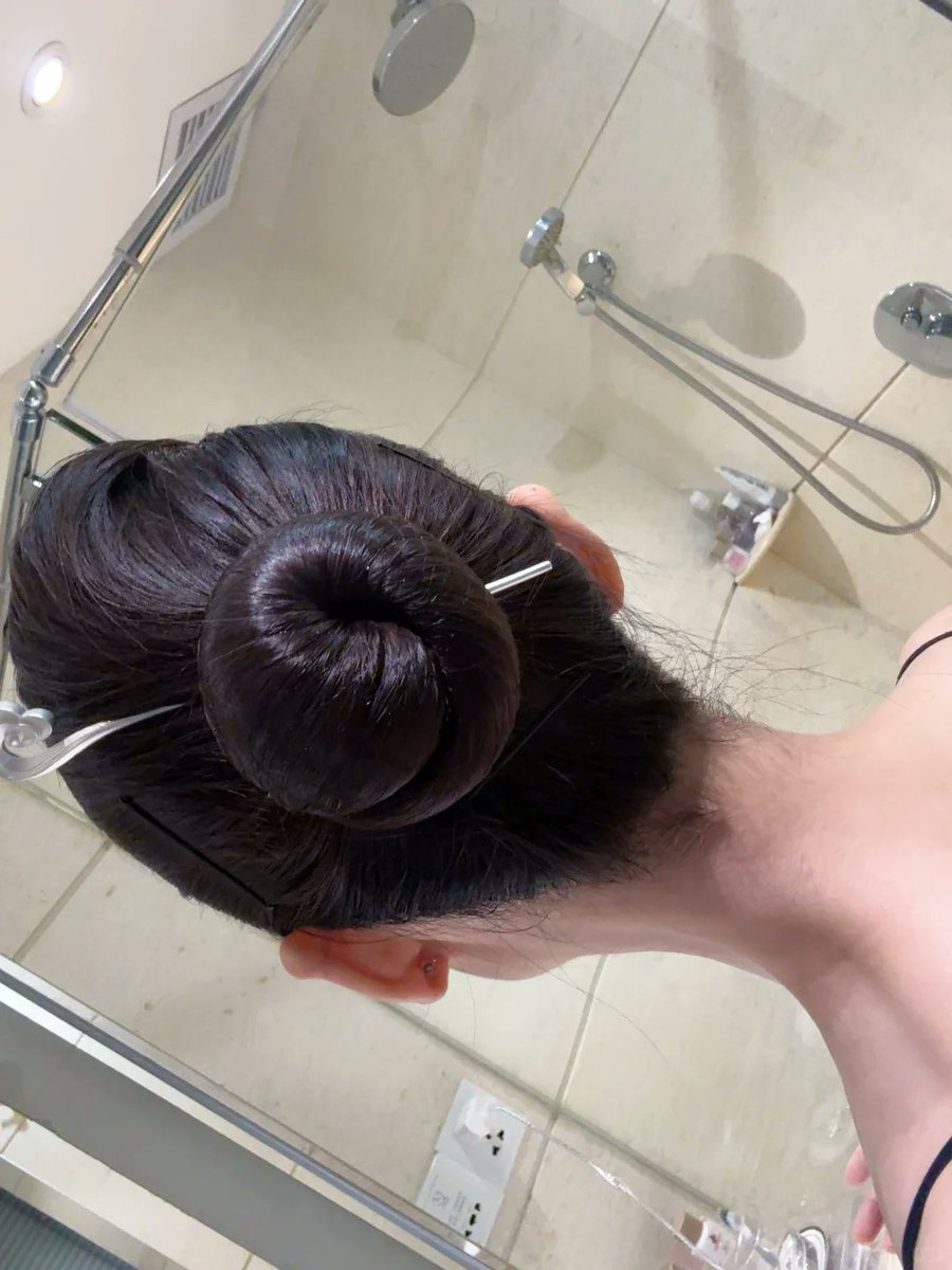 angela60xe1's tweet photo. 状态好不好，一看盘发就知道！把碎发收进发髻的那一刻，仿佛给心情也系上了利落蝴蝶结🎀 https://t.co/qnn9Dy9Tzh