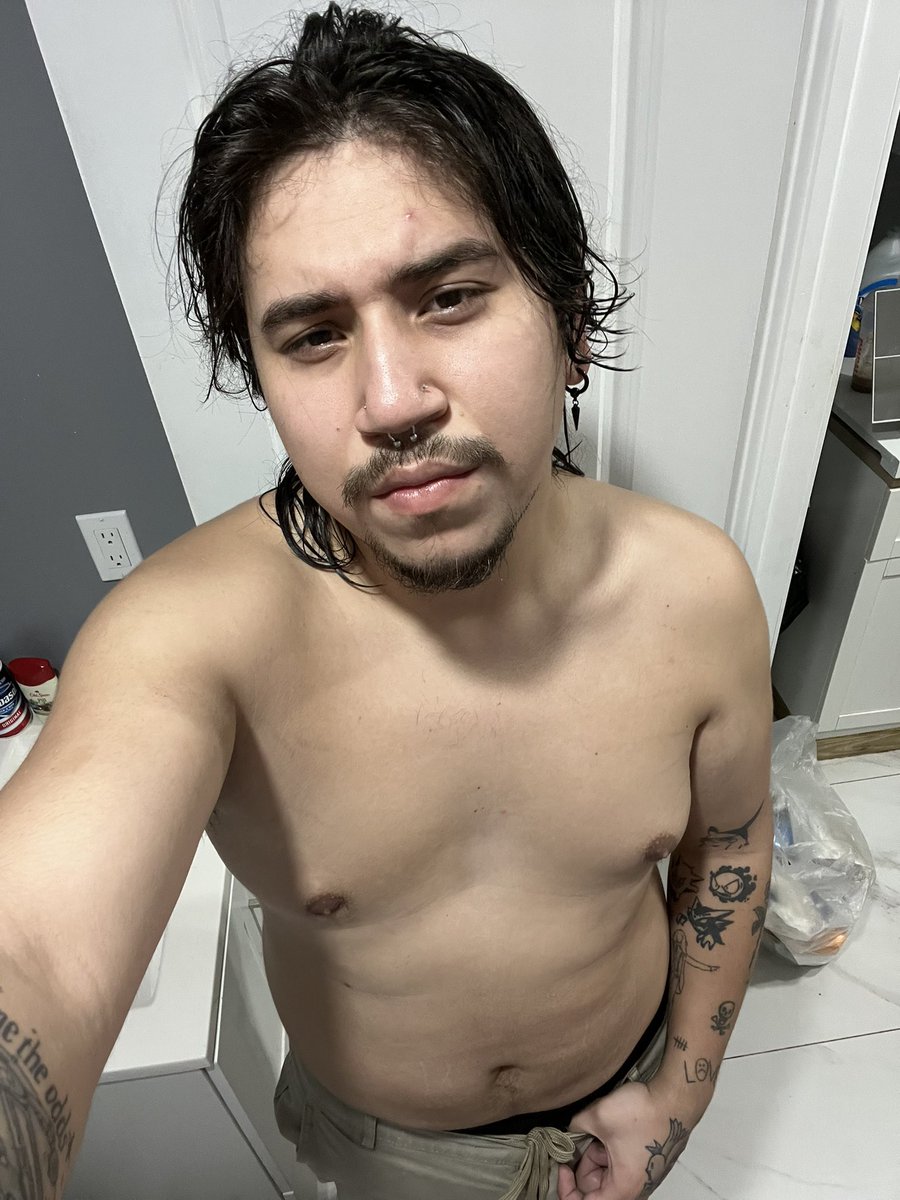 N3wFoundRevenge's tweet photo. Your fave dad-bod rocking bartender clockin for today🖤😸 https://t.co/uPumZWZvHn
