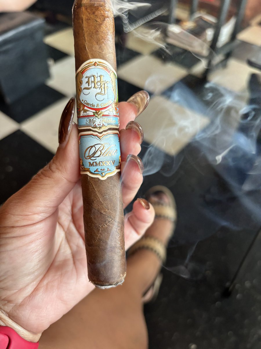 chris73garza's tweet photo. Happy Saturday. Smoking one of my favorites. https://t.co/GgYlbnpMO9
