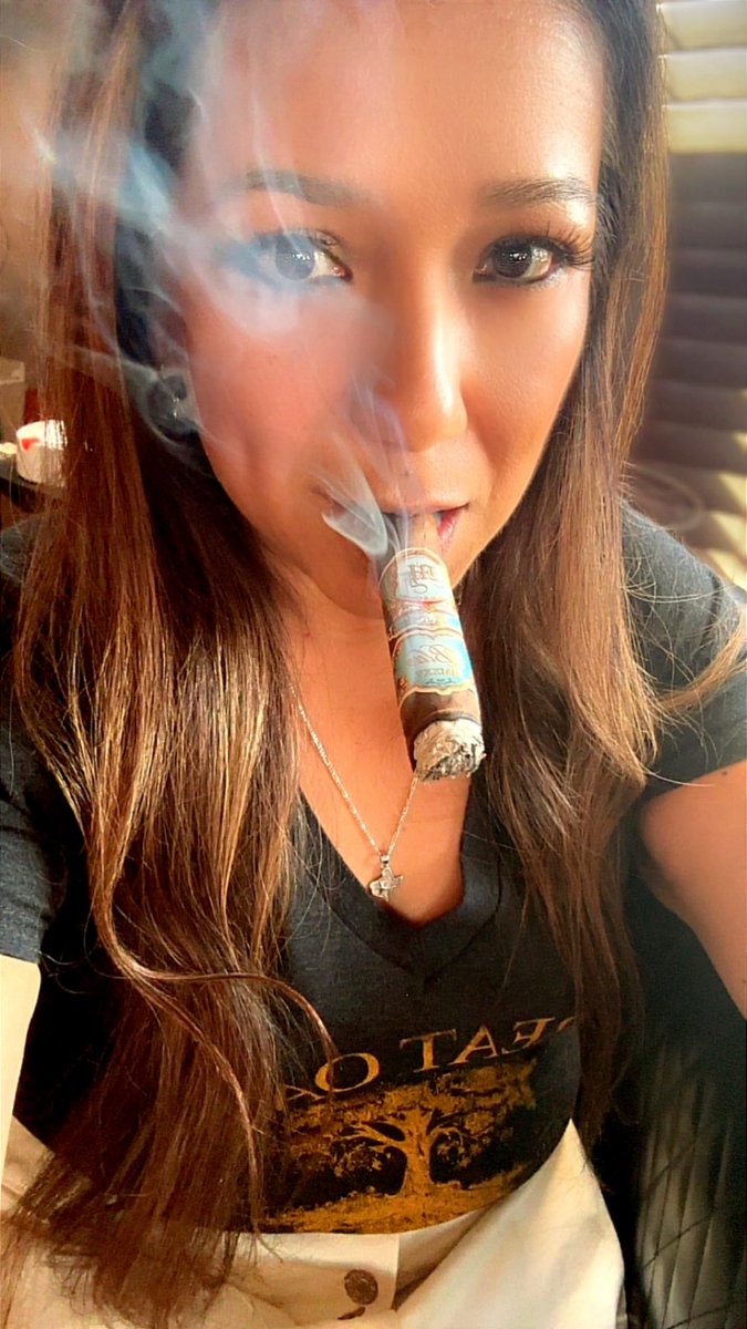chris73garza's tweet photo. Happy Saturday. Smoking one of my favorites. https://t.co/GgYlbnpMO9