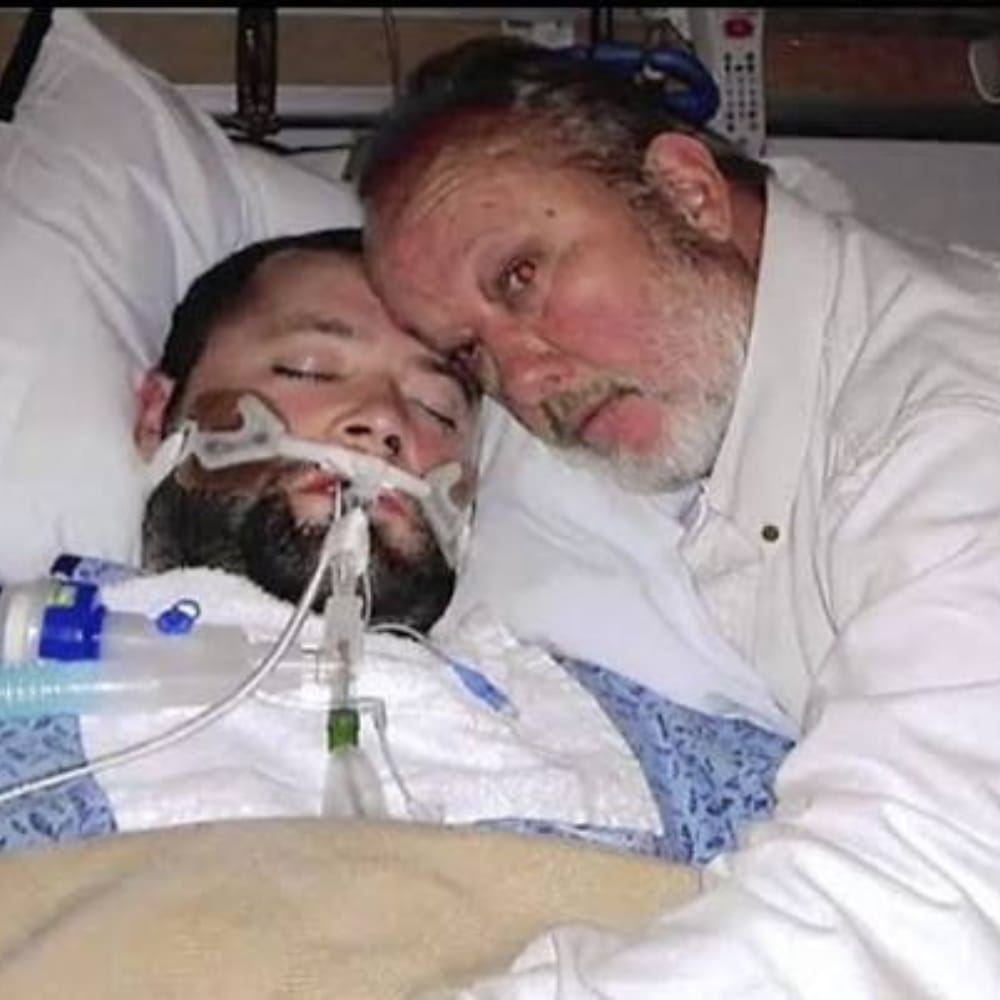 EnsedeCiencia's tweet photo. 🇺🇸❤️ En 2015, George Pickering II se enfrentó armado a la policía dentro de un hospital de Texas para impedir que retiraran el soporte vital de su hijo, George Pickering III. Fue detenido y encarcelado. Su hijo sobrevivió y logró recuperarse. https://t.co/bDdF6u87zo