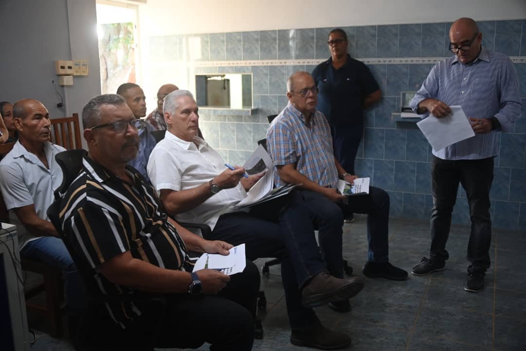 IzquierdoAlons1's tweet photo. Intercambiamos junto a nuestro Primer Secretario del CCPCC y Presidente Miguel Díaz Canel, con directivos y trabajadores en la fuente de abasto Cosculluela, evaluamos las acciones para brindar un mejor servicio a la población.
#LaHabanaViveEnMí https://t.co/dphkpv6Ldz