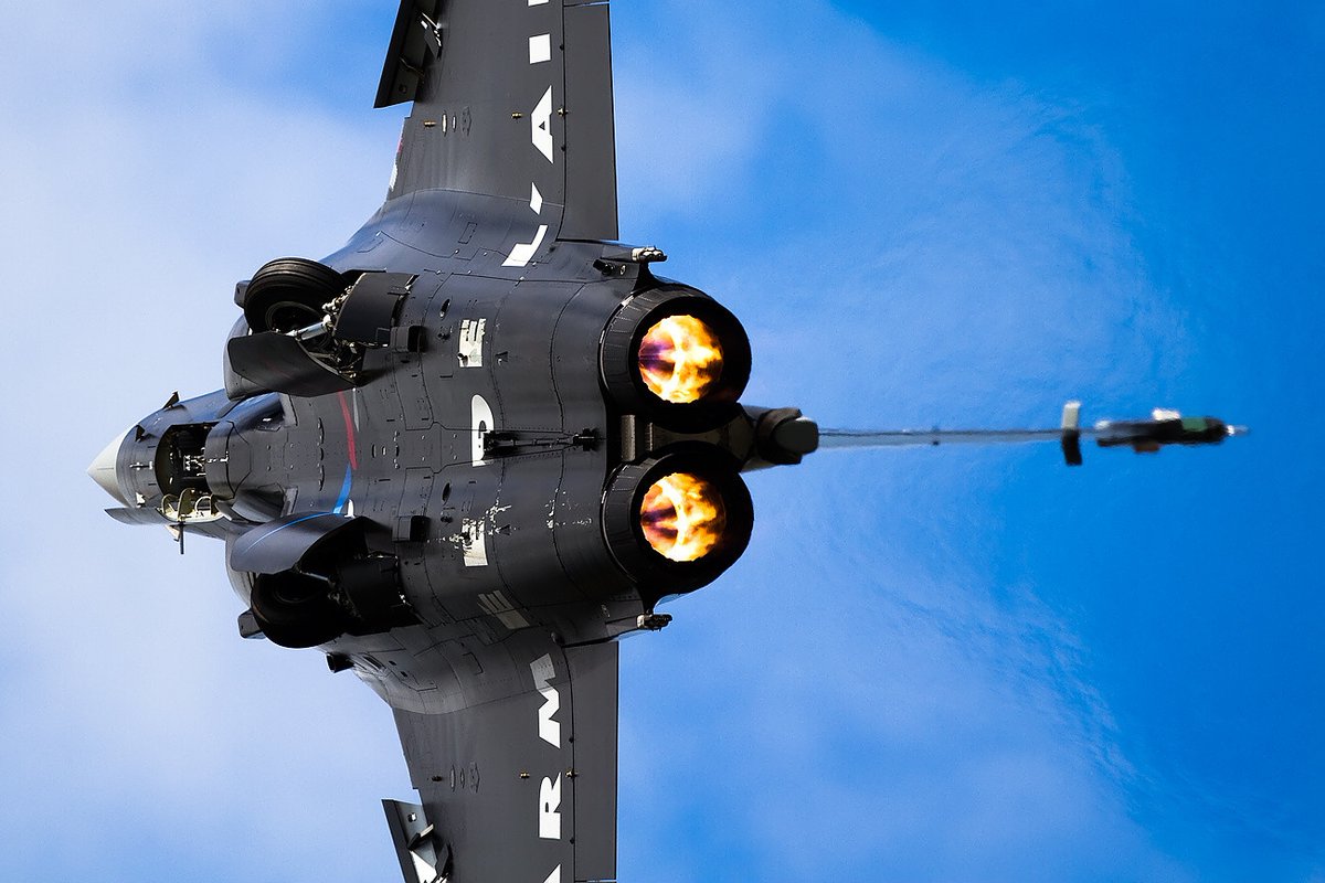 qiine_'s tweet photo. @xAviation Rafale: hold my baguette https://t.co/TGetuwQQSH
