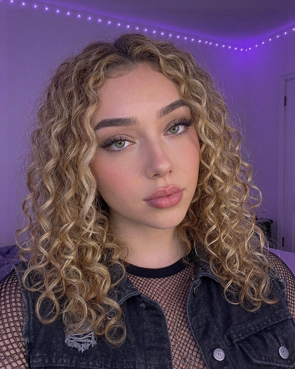 MayahMcCune's tweet photo. If you saw me in your DMs tomorrow, would you assume I was real or filter? 🏳️‍⚧️ https://t.co/8RGnmV3xzG