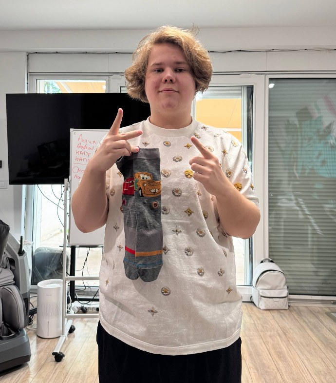 NartOutHere's tweet photo. Today was zweih’s 19th birthday, and PARIVISION’s Telegram followers got to vote on what gift he should receive

The options were three different knives… and socks

68% voted for the socks, so zweih ended up with some pretty good looking cars socks 💀 https://t.co/c2Kh4VBiBF