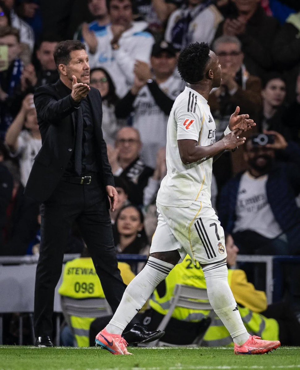 JNoudedo's tweet photo. ☑️🚨🔥 𝐋𝐄 𝐃𝐄𝐑𝐁𝐘 𝐃𝐄 𝐌𝐀𝐃𝐑𝐈𝐃 𝐄𝐒𝐓 𝐃𝐄 𝐑𝐄𝐓𝐎𝐔𝐑 ! 🇪🇸⚔️

𝐃𝐞𝐦𝐚𝐢𝐧, 𝐌𝐚𝐝𝐫𝐢𝐝 𝐬’𝐚𝐫𝐫ê𝐭𝐞. 🤍❤️

𝐋𝐞 𝐑𝐞𝐚𝐥 𝐌𝐚𝐝𝐫𝐢𝐝 𝐞𝐭 𝐥’𝐀𝐭𝐥é𝐭𝐢𝐜𝐨 𝐝𝐞 𝐌𝐚𝐝𝐫𝐢𝐝 𝐬𝐞 𝐫𝐞𝐭𝐫𝐨𝐮𝐯𝐞𝐧𝐭 𝐮𝐧𝐞 𝐧𝐨𝐮𝐯𝐞𝐥𝐥𝐞 𝐟𝐨𝐢𝐬 𝐩𝐨𝐮𝐫 𝐮𝐧 𝐝𝐮𝐞𝐥 𝐪𝐮𝐢 𝐩𝐫𝐨𝐦𝐞𝐭 𝐞𝐧𝐜𝐨𝐫𝐞 𝐝𝐞𝐬 é𝐭𝐢𝐧𝐜𝐞𝐥𝐥𝐞𝐬. 🔥
𝐇𝐢𝐬𝐭𝐨𝐫𝐢𝐪𝐮𝐞𝐦𝐞𝐧𝐭, 𝐥’𝐚𝐯𝐚𝐧𝐭𝐚𝐠𝐞 𝐫𝐞𝐬𝐭𝐞 𝐝𝐮 𝐜ô𝐭é 𝐝𝐮 𝐑𝐞𝐚𝐥 : 
⚪ 𝟏𝟐𝟓 𝐯𝐢𝐜𝐭𝐨𝐢𝐫𝐞𝐬 𝐩𝐨𝐮𝐫 𝐥𝐞 𝐑𝐞𝐚𝐥 𝐌𝐚𝐝𝐫𝐢𝐝 
🔴 𝟔𝟎 𝐯𝐢𝐜𝐭𝐨𝐢𝐫𝐞𝐬 𝐩𝐨𝐮𝐫 𝐥’𝐀𝐭𝐥é𝐭𝐢𝐜𝐨 𝐌𝐚𝐝𝐫𝐢𝐝 🤝 𝟓𝟖 𝐦𝐚𝐭𝐜𝐡𝐬 𝐧𝐮𝐥𝐬

𝐌𝐚𝐢𝐬 𝐬𝐮𝐫 𝐥𝐞𝐬 𝟏𝟏 𝐝𝐞𝐫𝐧𝐢è𝐫𝐞𝐬 𝐜𝐨𝐧𝐟𝐫𝐨𝐧𝐭𝐚𝐭𝐢𝐨𝐧𝐬, 𝐢𝐦𝐩𝐨𝐬𝐬𝐢𝐛𝐥𝐞 𝐝𝐞 𝐥𝐞𝐬 𝐝é𝐩𝐚𝐫𝐭𝐚𝐠𝐞𝐫 : 
⚪ 𝐑𝐞𝐚𝐥 𝐌𝐚𝐝𝐫𝐢𝐝 — 𝟑 𝐯𝐢𝐜𝐭𝐨𝐢𝐫𝐞𝐬 
🔴 𝐀𝐭𝐥é𝐭𝐢𝐜𝐨 𝐌𝐚𝐝𝐫𝐢𝐝 — 𝟑 𝐯𝐢𝐜𝐭𝐨𝐢𝐫𝐞𝐬 
🤝 𝟓 𝐧𝐮𝐥𝐬

𝐔𝐧𝐞 𝐫𝐢𝐯𝐚𝐥𝐢𝐭é 𝐡𝐢𝐬𝐭𝐨𝐫𝐢𝐪𝐮𝐞. 𝐃𝐞𝐮𝐱 𝐠é𝐚𝐧𝐭𝐬. 𝐔𝐧 𝐬𝐞𝐮𝐥 𝐝𝐞𝐫𝐛𝐲. 👀🔥

𝐃𝐞𝐦𝐚𝐢𝐧, 𝐮𝐧 𝐧𝐨𝐮𝐯𝐞𝐚𝐮 𝐜𝐡𝐚𝐩𝐢𝐭𝐫𝐞 𝐬’é𝐜𝐫𝐢𝐫𝐚 𝐝𝐚𝐧𝐬 𝐥’𝐡𝐢𝐬𝐭𝐨𝐢𝐫𝐞 𝐝𝐮 𝐃𝐞𝐫𝐛𝐲 𝐝𝐞 𝐌𝐚𝐝𝐫𝐢𝐝. ⚔️🏟️
