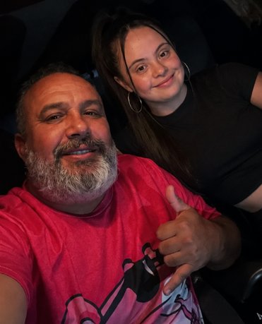 choqueii18's tweet photo. 🚨GRAVE: Binho TED grava conteúdo acompanhado de garota com síndrome de down e atitude divide a opinião de internautas nas redes sociais.

🧶Nos comentários... https://t.co/Z3GyXu9dD2