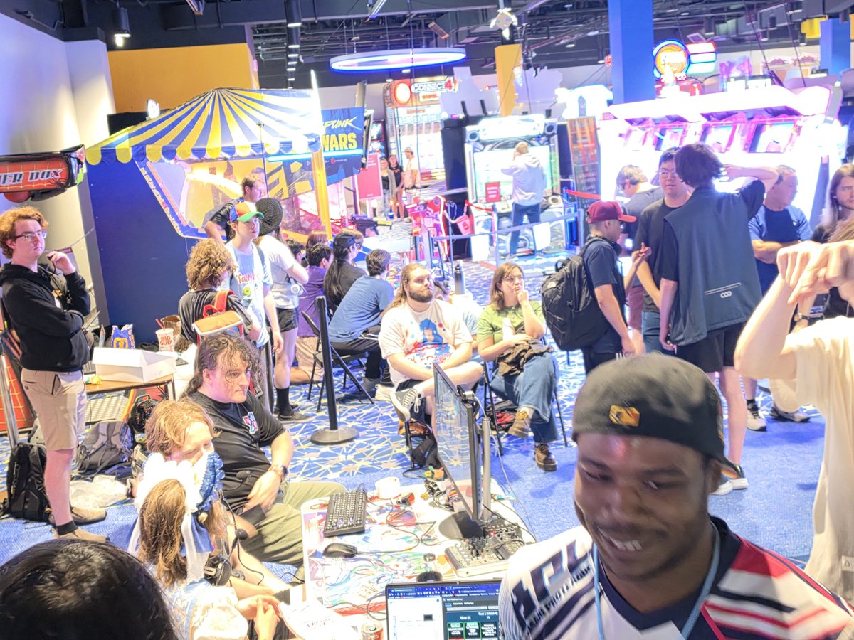 Eijiken's tweet photo. All I said was "I will pay for the stay and visa fees for Japanese players who want to come out for Music Diver at the next tournament this crew holds"

And here I am at what is the largest Music Diver tournament in the world??? And it's a hand game major?
The team stepped up! https://t.co/LfT3fn1De2