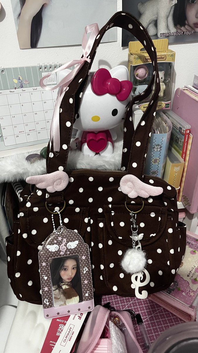 whimsywonhee's tweet photo. comprei a bolsa hituda da shein, me irritei com os chaveiros de baixa qualidade mas ela é uma graça https://t.co/yYzwWiYkBd