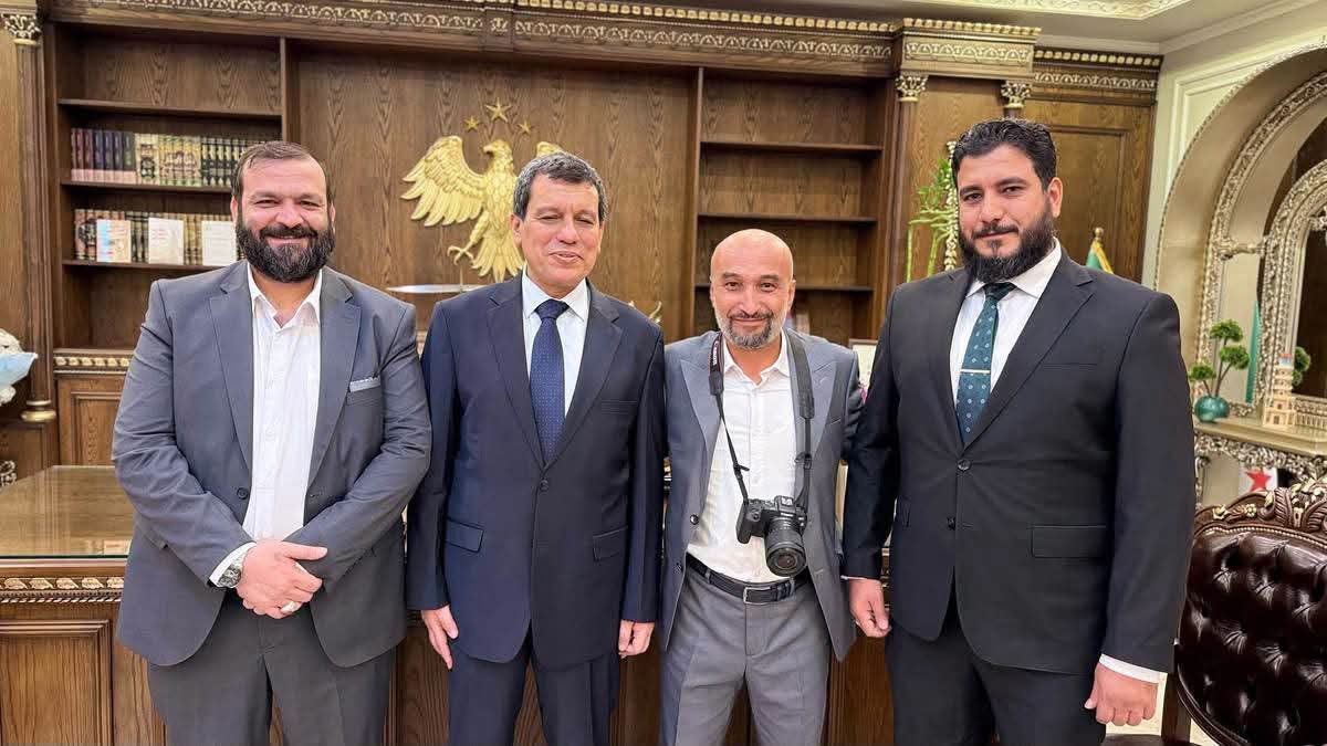 dailyrojava's tweet photo. 🛑Halep

Suriye Cumhurbaşkanlığı Danışmanı Mazlum Abdi ve Cumhurbaşkanlığı Aşiret İşleri Danışmanı Jihad Issa El Şeyh "Ebu Ahmed Zekur" ile bir araya geldi. https://t.co/1NJ3lh9G2g