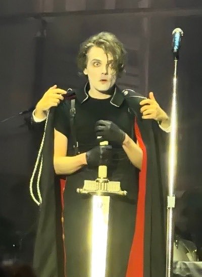 poisonyuu's tweet photo. she thought being dictator was only for one day she mad as hell !!!!!!!!!!!!! https://t.co/FhPGQoI5nh