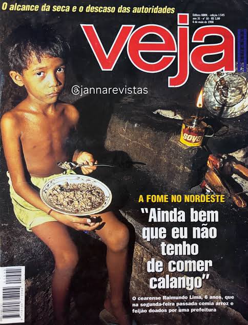 marcutuliu's tweet photo. me deparei com uma mãe mostrando a seu filho que a alimentação dela era farinha com café antes da chegada de Lula, fez isso após o filho dizer que ia votar contra ele por causa de imposto sobre os ricos (ele recebe pé de meia). Essa capa da Veja98, o Brasil antes de Lula. https://t.co/8kF09Y5hDb