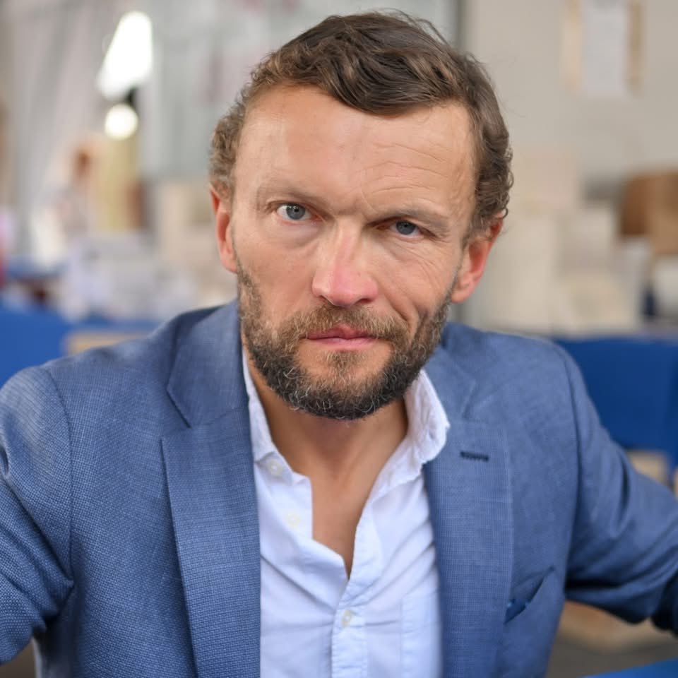 Paroles_auteurs's tweet photo. "L'enfer, ce n'est pas les autres, c'est l'obligation de vivre avec eux. Le mieux consiste donc à construire un donjon solitaire avec le ciment de son rêve suffisamment solide pour que le ressac du monde extérieur s'y fracasse."
Sylvain Tesson, Petit traité sur l'immensité du monde
