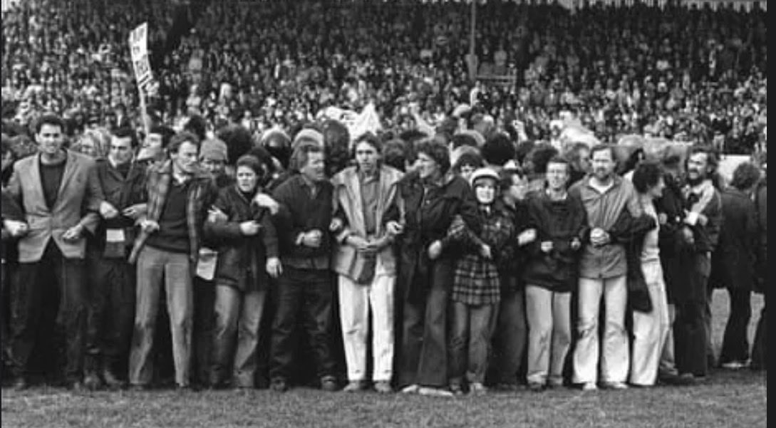 seas_the_day__'s tweet photo. @KerryBurgess The 1981 Springbok rugby tour of New Zealand sparked the largest anti-apartheid protests in our country's history, dividing the nation between supporters of sporting isolation and those defending "sport and politics should not mix #PitchInvasion #StandAsOne https://t.co/2vqvik729o