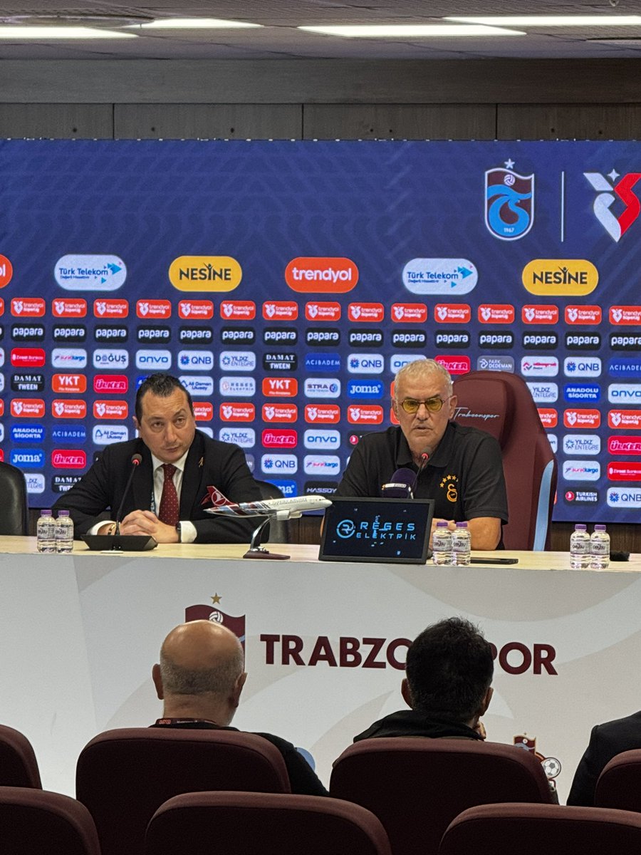 erenkaynakk's tweet photo. 4-0’lık ağır bir mağlubiyet almışsın. Basın toplantısında konuşulan tek konu Okan Buruk’un kırmızı kartı.

Bir de “Hocanın dudaklarını okusunlar” diyorsunuz.

Geçen haftalardaki dudakları da okusunlar mı hocam, yoksa sadece bu maçtakileri mi? https://t.co/allAy8cEgI