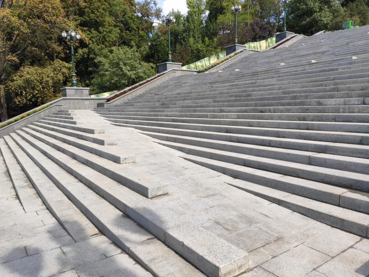 NastindaViolet's tweet photo. DUDE, NO WAY THAT'S A "CASCADE" STAIRS FROM MY HOMETOWN😭
#thegametheorists #Kharkiv #Ukraine https://t.co/C3dLY16IGr