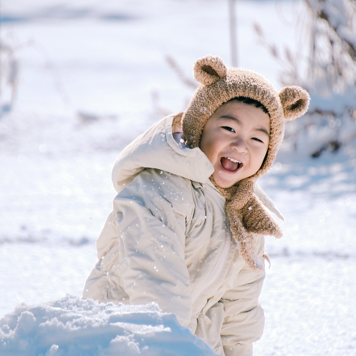 LaciWhittynt's tweet photo. You’re already three. It must be your first time seeing this much snow. During the holiday break, you enjoyed plenty of snow and playtime in Nonsan. Since Dad’s a country boy, you need to experience the rural vibe too. Let’s keep living happily and https://t.co/5SYX0hpe4v