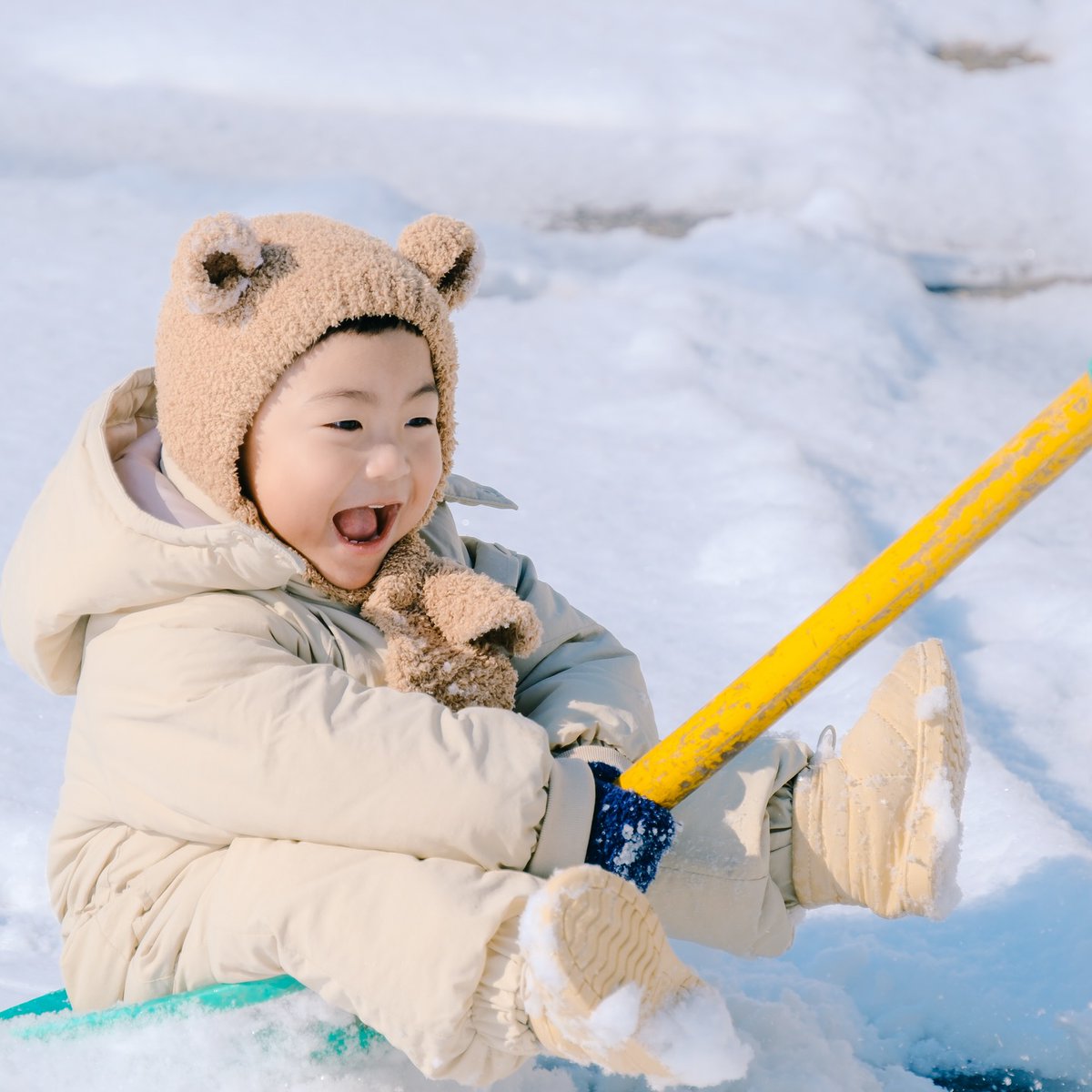 LaciWhittynt's tweet photo. You’re already three. It must be your first time seeing this much snow. During the holiday break, you enjoyed plenty of snow and playtime in Nonsan. Since Dad’s a country boy, you need to experience the rural vibe too. Let’s keep living happily and https://t.co/5SYX0hpe4v