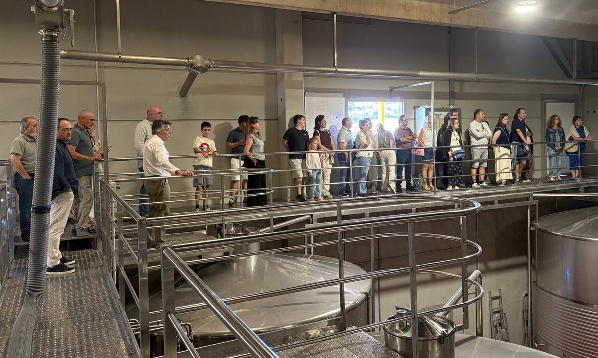 urcacyl's tweet photo. Los asistentes a la jornada de #Urcacyl de puertas abiertas en la Bodega @Pinna_fidelis interesados en conocer la importancia de las Coop. como motor económico y social del medio rural. Y gratamente sorprendidos por los excelentes vinos que les ofrecieron. https://t.co/pDHu9u8tqG