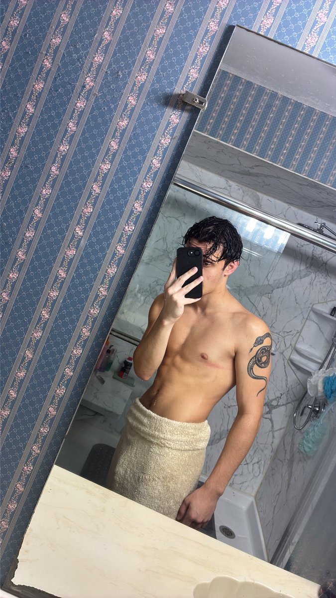 Killianjtat's tweet photo. Fresh put the shower #nsfwmutuals https://t.co/Kyp0a85pyw