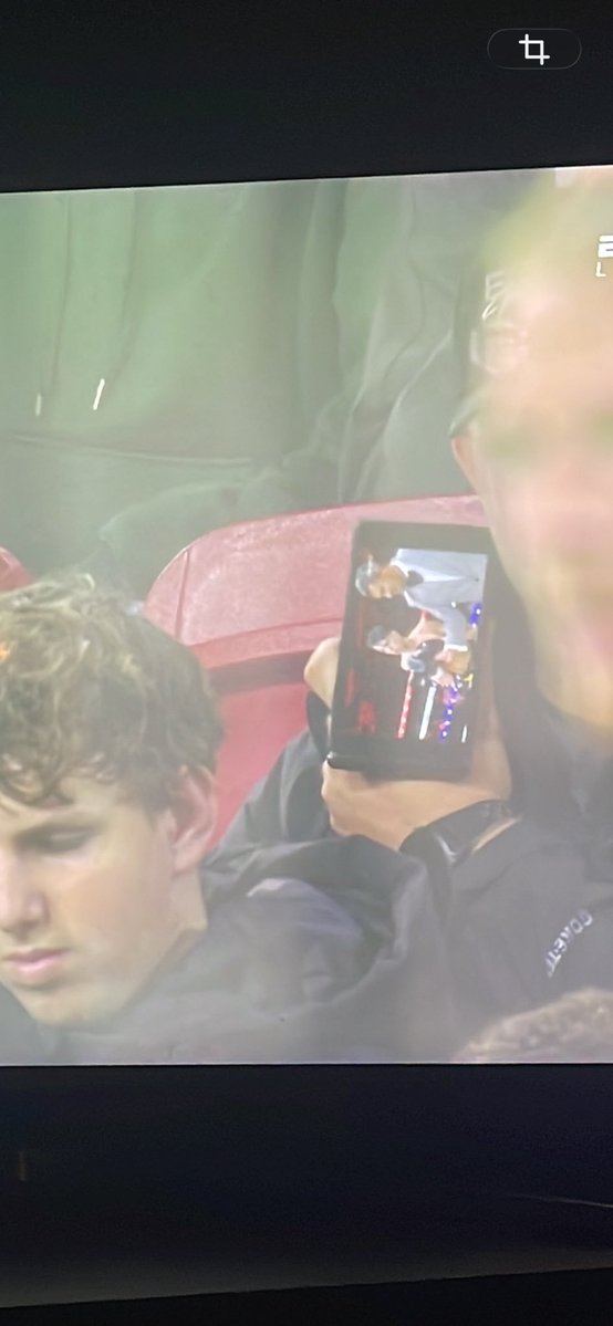 nogeenton's tweet photo. Veelzeggend beeld van een lange-zijde-supporter. Ipv Ajax supporten een of andere kickboxwedstrijd met Donny Roelvink streamen #ajaexc https://t.co/K4kGVlt7My