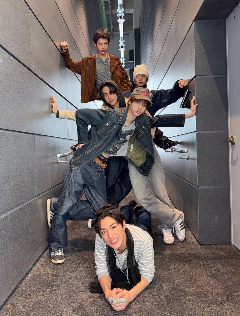 zhaotyufan's tweet photo. cortis silly poses during group photos is my favorite genre https://t.co/rjVtCD8PEL