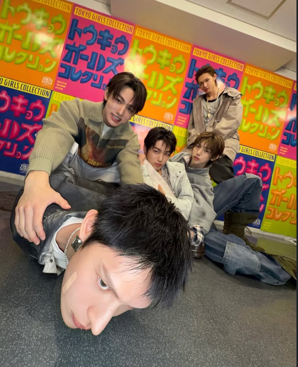 zhaotyufan's tweet photo. cortis silly poses during group photos is my favorite genre https://t.co/rjVtCD8PEL
