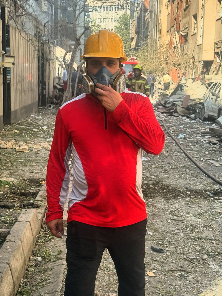 AmirT_HK's tweet photo. جنگ ۱۲ روزه؛ جنگ رمضان
من در میان آتش و دود‌ایستادم؛نه برای نام،نه برای نان،که برای نجات هم‌وطنانم و سربلندی وطنم.
بارها زخم برداشتم،زمین خوردم،آسیب دیدم؛اما ترس،هرگز زانویم روخم نکرد
قدم به جاهایی گذاشتم که شاید خیلی‌ها جرات نزدیک شدن به آن را نداشتن
اما سهمم شد فقط بی‌مهری https://t.co/S2gZOQbckR