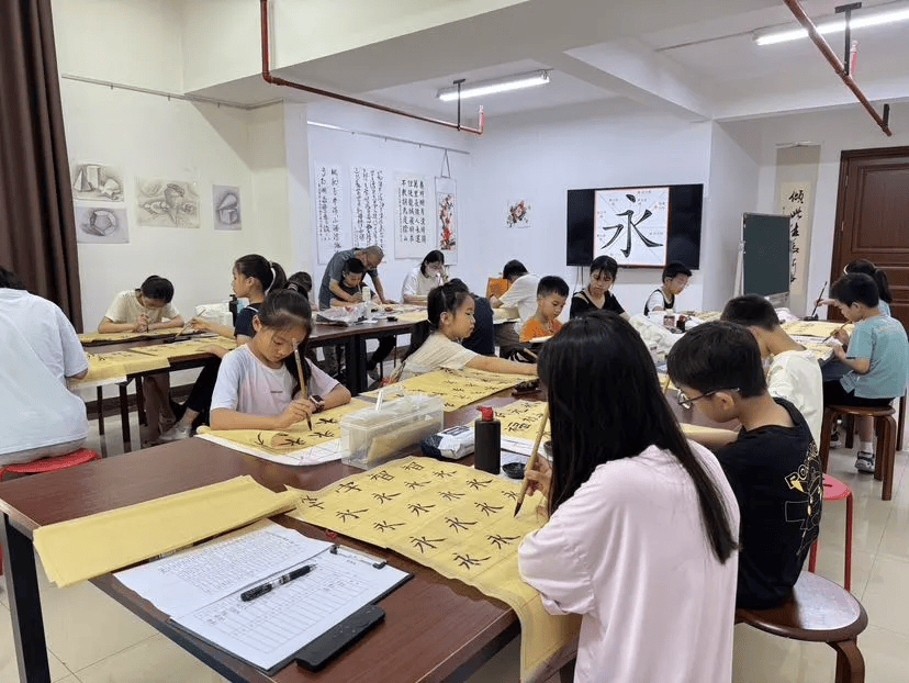 v7qBeZjJUXWZ2RV's tweet photo. [Don't miss our campus calligraphy workshop this Fri 4pm at the student lounge! Beginners welcome, free supplies provided—brush up your skills and make new friends!] https://t.co/goofr23VL0