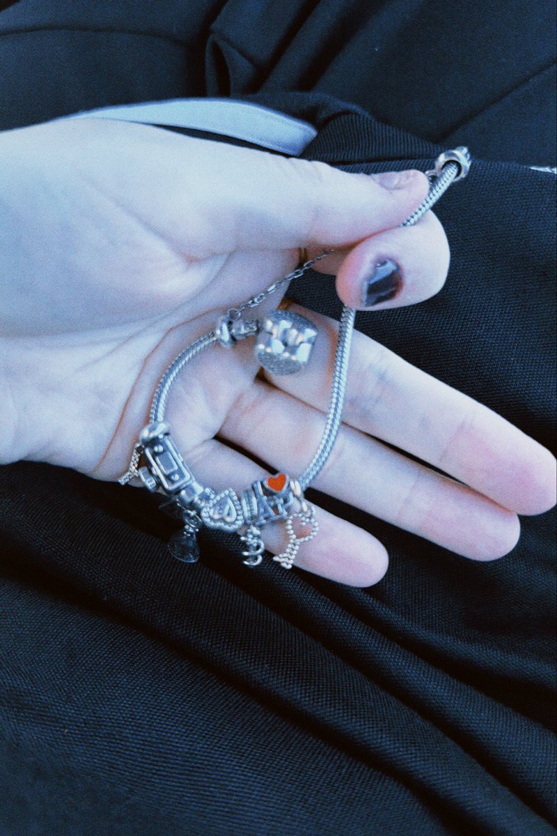 yasmimmrenault's tweet photo. fui na Vivara comprar um anel pra mim e resolvi dar uma olhadinha nos berloques. DO NADA vejo um “I ❤️ AP” e dei um grito 😭 na minha cabeça automaticamente: I LOVE ANA PAULA. perguntei pra moça o significado e ela: “é de viagem” e eu: “não, é da Ana Paula Renault” KKKKKKK comprei na hora. aí depois entro na Adidas e começa a tocar World, Hold On…

ANA PAULAAAAA AAAAAAAAA 😭😭😭 VOCÊ TÁ EM TODO LUGAR, MULHER!!! não dá mais, absolutamente TUDO me lembra você @anapaularenault para sempre comigo !!💘