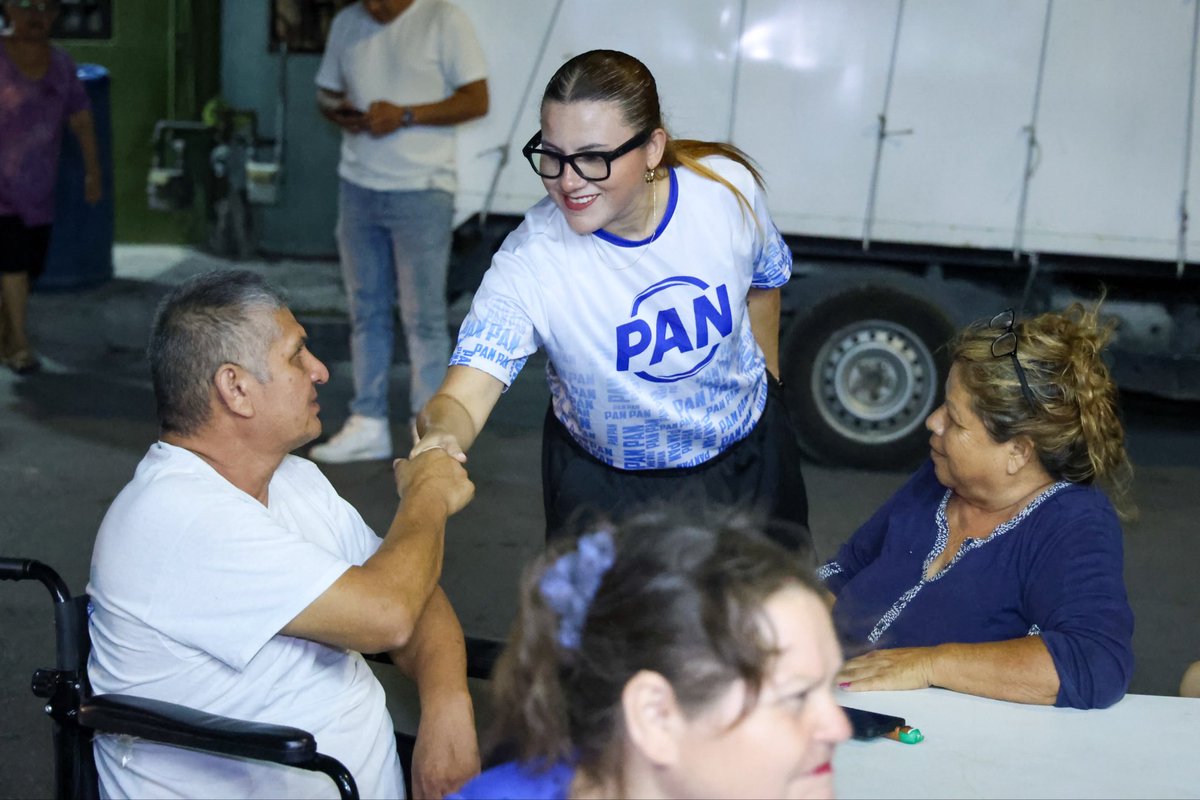 PANNLMX's tweet photo. Esta noche recorrimos las calles de Escobedo, escuchando, platicando y compartiendo con nuestra gente. 💙
Seguimos caminando juntos, con los pies en la calle y el corazón puesto en nuestra gente. 🤝✨ #pannl #juntosmásfuertes #Escobedo https://t.co/kpLHGiXRPD