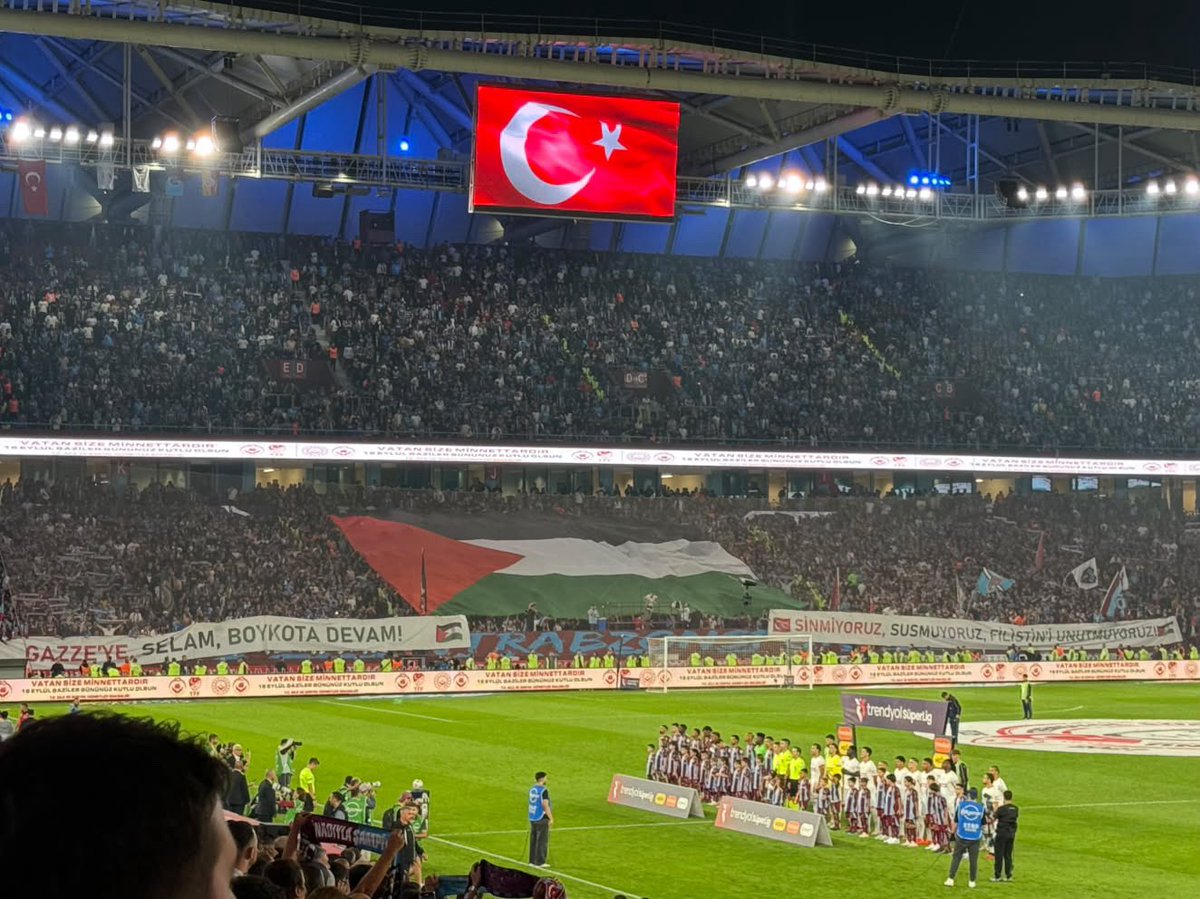 ErdemOzveren571's tweet photo. Trabzonspor Taraftarı
Galatasaray Maçında

🇵🇸 Gazze’ye Selam, BOYKOTA Devam

Pankartı ile Çıktı https://t.co/sugDzrCoPn
