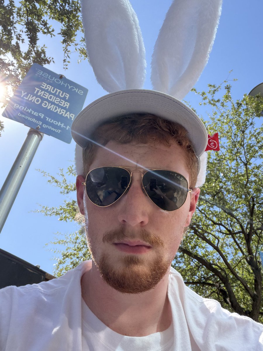 SolarDesire's tweet photo. In line for slayyyter https://t.co/TLDsx9NrDg