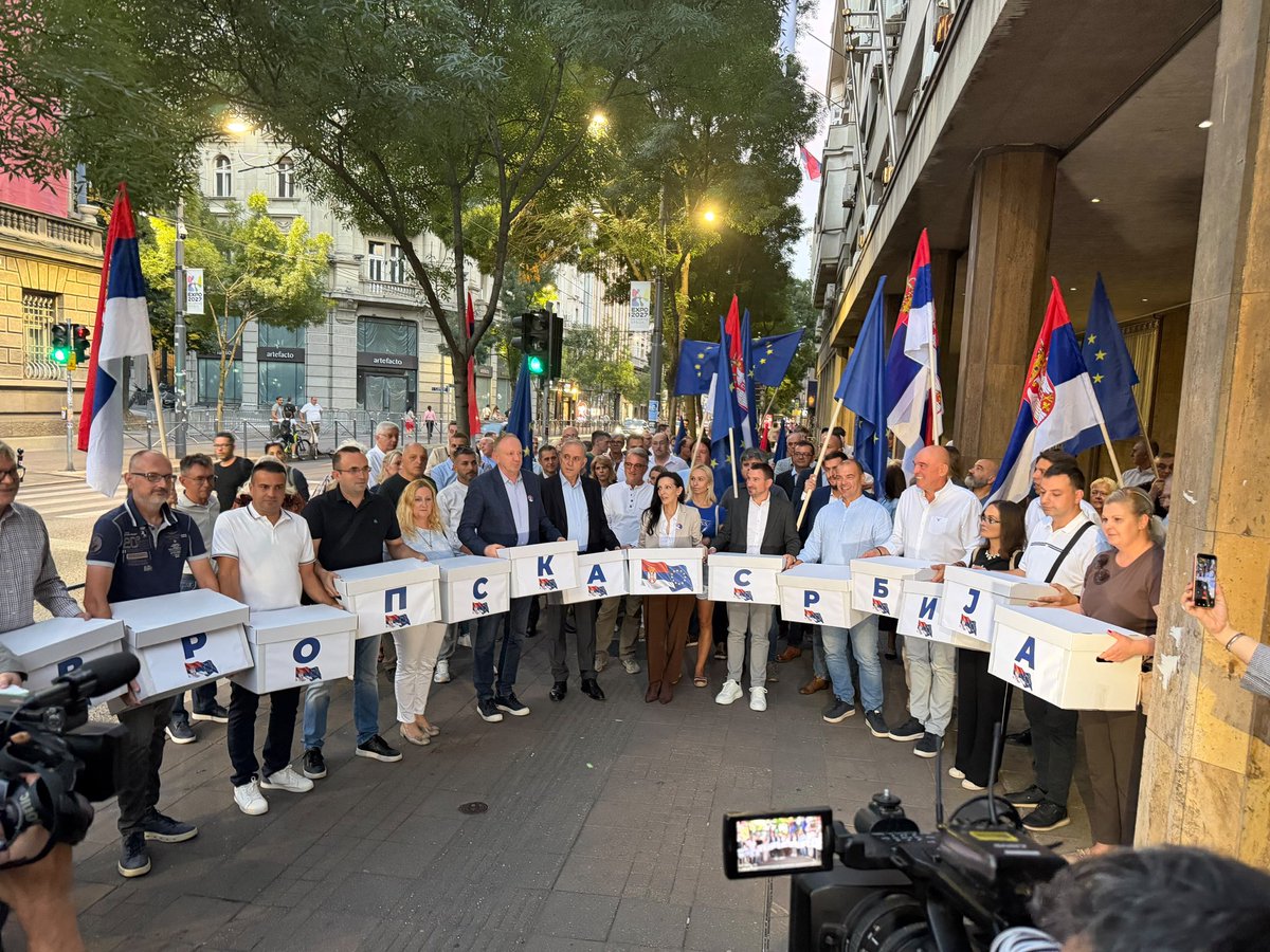 Srbija_centar's tweet photo. Danas smo i zvanično predali potpise za listu „Evropska Srbija – Marinika Tepić – Zdravko Ponoš“ RIK-u i napravili još jedan važan korak ka Srbiji kakvu želimo – evropskoj, demokratskoj i uređenoj.

Hvala svima koji su svojim potpisom, poverenjem i podrškom stali uz ovu borbu. https://t.co/DaRdGSZUrp