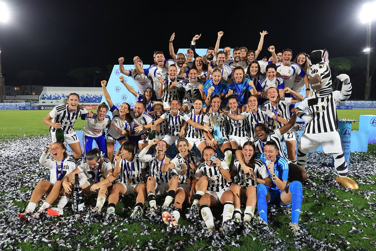 juventuswomen_'s tweet photo. 🏆🤍🖤 https://t.co/r1hoxYLY0d