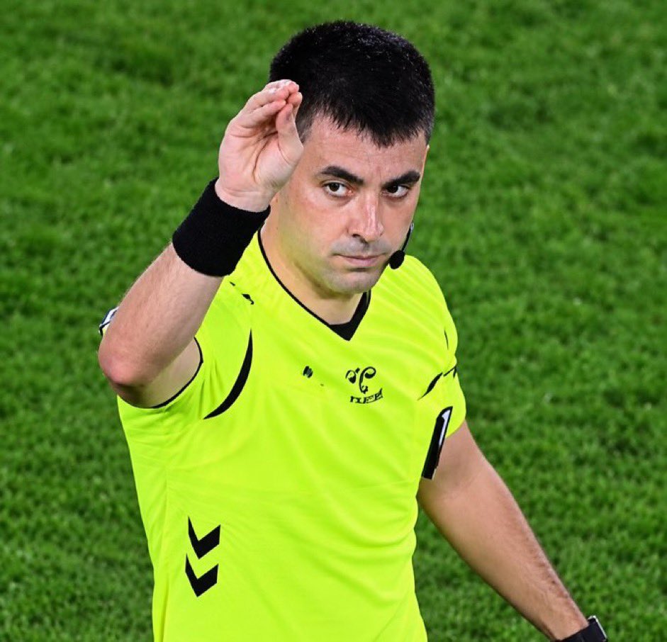 YilmazDirim's tweet photo. Türk futbolunun yeni yüzyılı bugün başladı.

Batuhan Kolak, bugün Okan Buruk’un, oyuncuların ve Galatasaray camiasının dokunulmaz olmadığını gösterdi.

Maç içerisinde gösterdiği kartlar ve sonrasında Okan Buruk’a çıkardığı kırmızı kartla Türk futbolunda yeni bir yüzyılın kapısını açtı.

Ama her şeyin mutlaka bir bedeli olacaktır.

Muhtemelen kariyeri bitecek, belki de bir daha görev alamayacak.

Ama bugün Türk futbolunda bir şey değişti:
Dokunulmazlık dönemi sona erdi.

#TSvGS