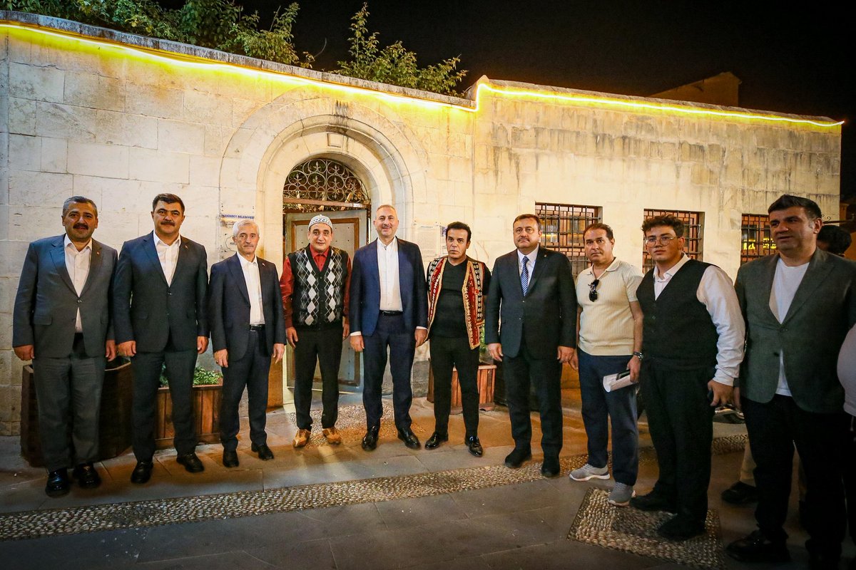 abdulhamitgul's tweet photo. Buram buram Gaziantep kokan, Kanal 7'de yayınlanan Rafıklar dizisinin setini ziyaret ettik. 

Yapımından yayınına, yönetmeninden oyuncularımıza emeği herkesi tebrik ediyorum.

Cumartesi akşamları Kanal 7 ekranlarında Gaziantep'ten biraz tebessüm var. 
Herkese iyi seyirler... https://t.co/w42AhRZDk1