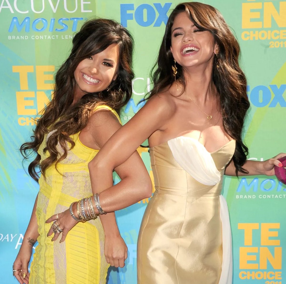 demilovatobr's tweet photo. “A Selena sempre terá um lugar especial no meu coração. O que muita gente não sabe é que nossa amizade vem de bastante tempo atrás: nos conhecemos aos 7 anos, na fila do teste para Barney e Seus Amigos. Passamos pelo teste juntas, estudávamos em casa juntas e depois fomos parar juntas no Disney Channel. Compartilhamos memórias preciosas e, agora, nós somos adultas, casadas e vivendo capítulos semelhantes. É incrível poder se identificar uma com a outra nesse lugar. Mantivemos contato desde o show em Orlando e mal posso esperar para vê-la novamente. Tenho realmente um orgulho enorme de tudo o que ela conquistou.”

— Demi Lovato sobre Selena Gomez para a Glamour Brasil. 🩷