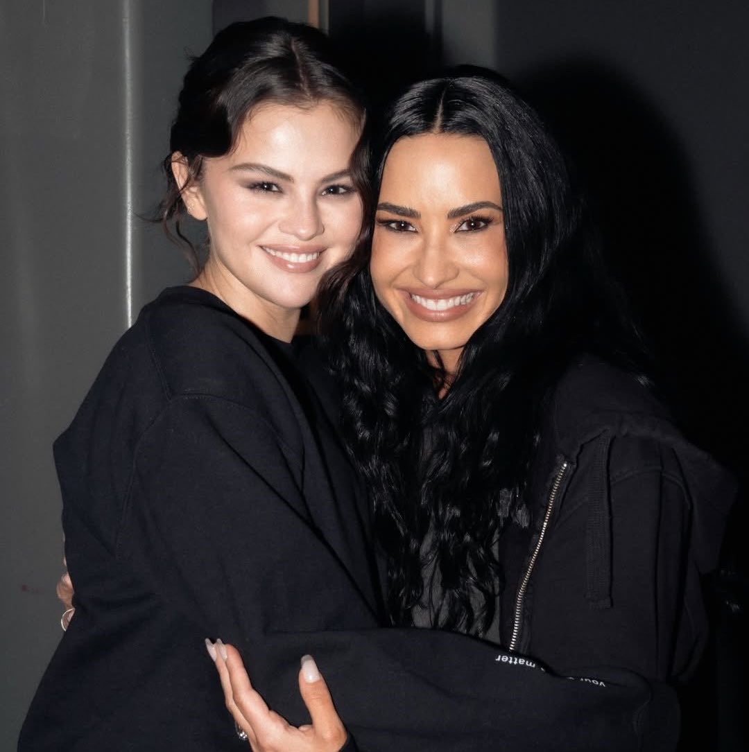 demilovatobr's tweet photo. “A Selena sempre terá um lugar especial no meu coração. O que muita gente não sabe é que nossa amizade vem de bastante tempo atrás: nos conhecemos aos 7 anos, na fila do teste para Barney e Seus Amigos. Passamos pelo teste juntas, estudávamos em casa juntas e depois fomos parar juntas no Disney Channel. Compartilhamos memórias preciosas e, agora, nós somos adultas, casadas e vivendo capítulos semelhantes. É incrível poder se identificar uma com a outra nesse lugar. Mantivemos contato desde o show em Orlando e mal posso esperar para vê-la novamente. Tenho realmente um orgulho enorme de tudo o que ela conquistou.”

— Demi Lovato sobre Selena Gomez para a Glamour Brasil. 🩷