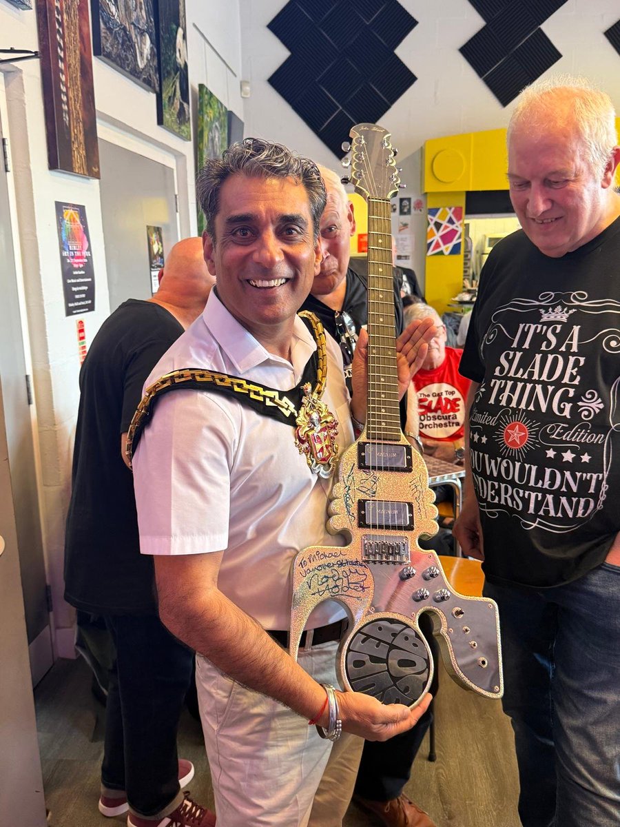 WolvesMayor's tweet photo. It was a great honour to be invited by the Slade Fans Convention to the unveiling of this statue celebrating our city’s legendary band, Slade! https://t.co/sijfMMDKj6