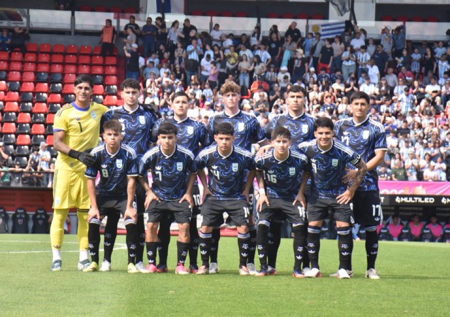 Siempreselecc's tweet photo. 🌟🇦🇷 La Selección Argentina Sub19 VENCIÓ 1-0 a Uruguay por la segunda fecha de los Juegos Suramericanos.

⚽️ Franco Domínguez (Estudiantes)

🔜 El lunes enfrentarán a Venezuela 🇻🇪, donde un empate los clasifica a Semifinales. https://t.co/rLh0W7CIv6