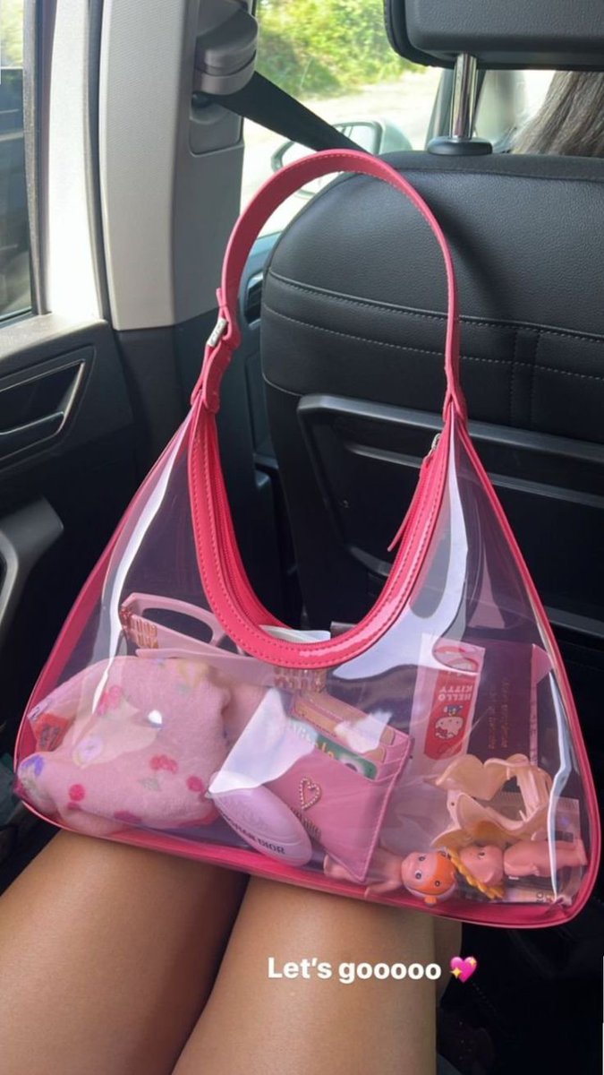 Aurielle007s's tweet photo. What's in my bag https://t.co/4zbJcGH2cy
