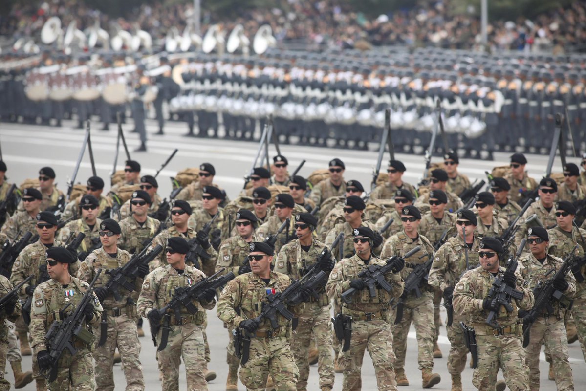 mindefchile's tweet photo. 🇨🇱 En el Día de las Glorias del Ejército, el ministro Fernando Barros acompañó al Presidente José Antonio Kast en una histórica Gran Parada Militar, que reunió a más de 10.000 integrantes de las Fuerzas Armadas y de Orden y Seguridad Pública.

¡Viva Chile! 🇨🇱 https://t.co/tVDenrtrZb