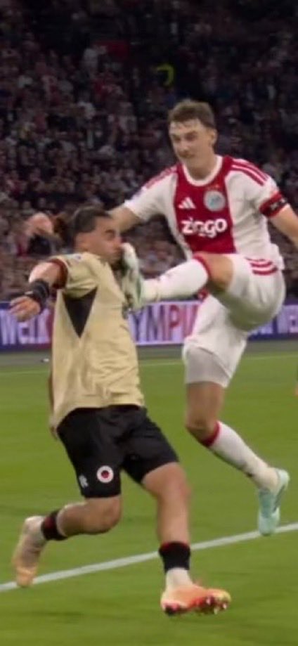 diejerooie's tweet photo. Dus Nu de tweede x in korte tijd. #Baas heeft echt psychische hulp nodig.  Wat een psychopaat is die Kopschopper Baas. 
Waar is Hugo #Borst nu. #ajaexc #Ajax  ik zou aangifte doen as ik die speler van ex was. https://t.co/dxf9y6ykrG